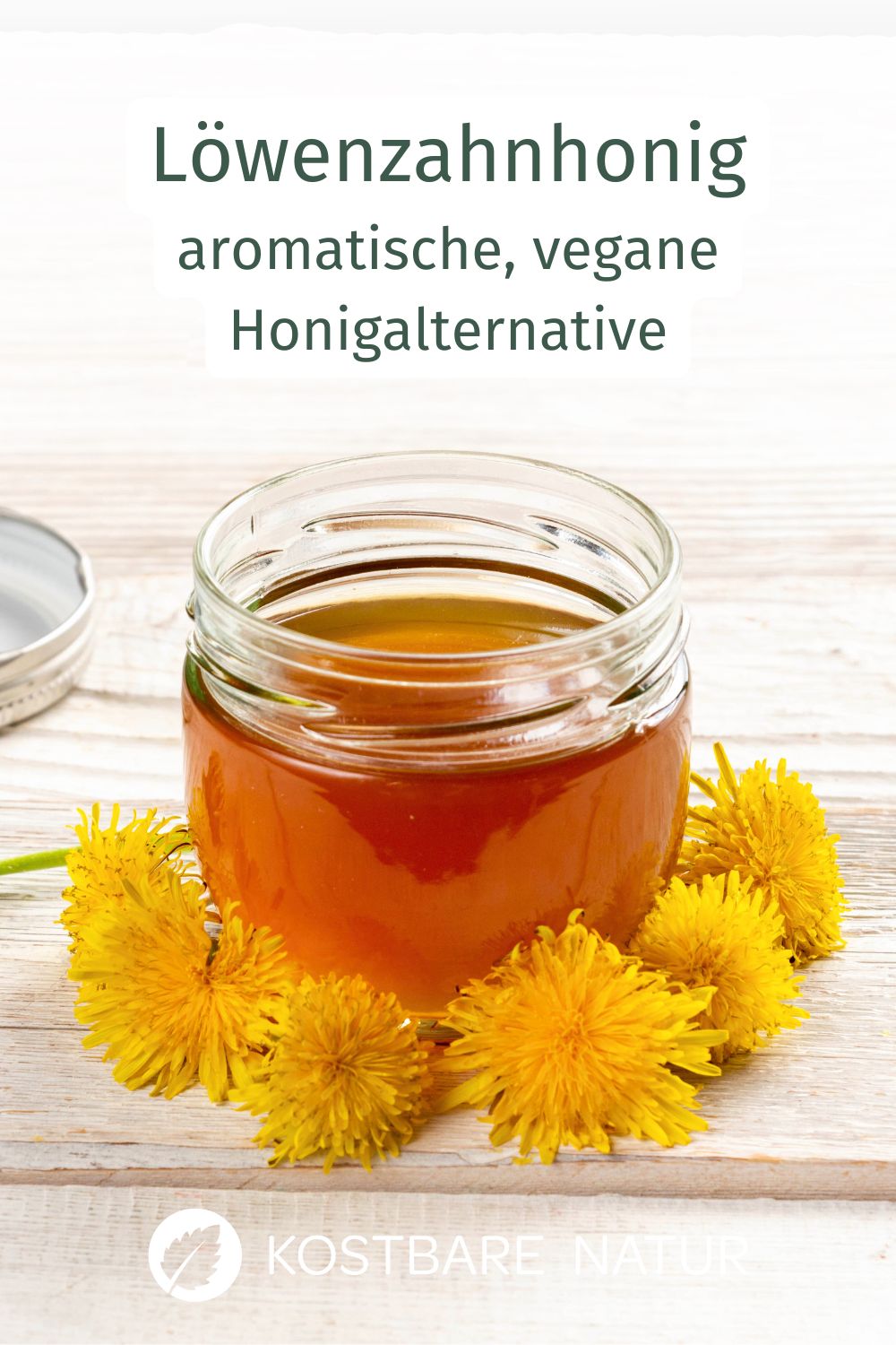 Löwenzahnhonig lässt sich sehr einfach zubereiten und stellt eine aromatische, vegane Alternative zu Bienenhonig dar.