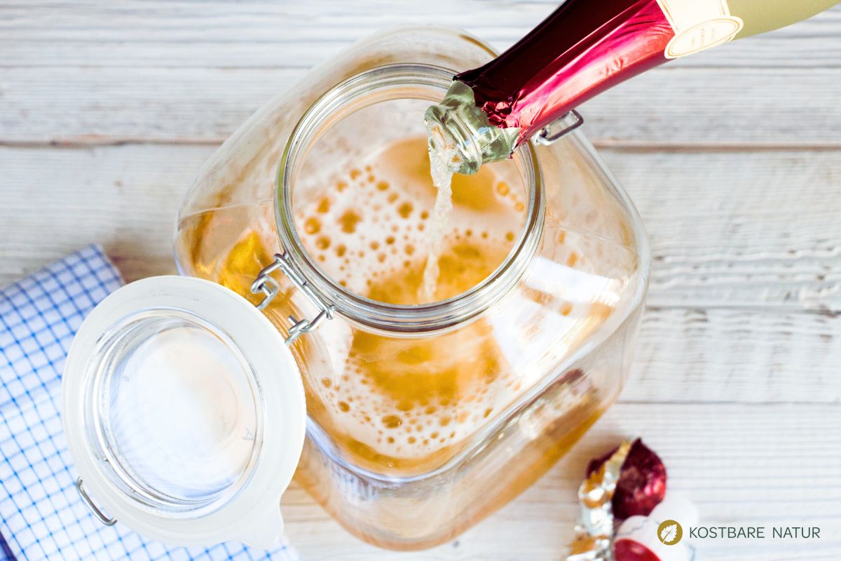 maibowle-rezept-waldmeister-2 (1) Sekt in Glasbehälter füllen