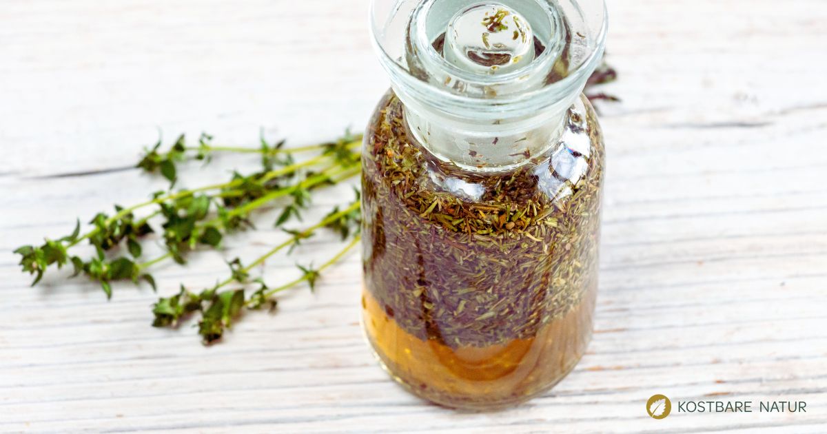 Eine wirksame Thymian-Tinktur gegen Husten, Halsschmerzen und andere Beschwerden lässt sich einfach selber machen.