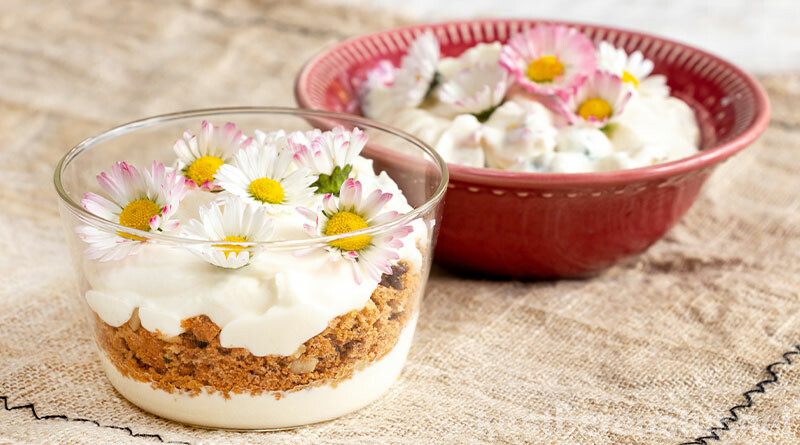 Süßer Gänseblümchen-Quark ist schnell und einfach zubereitet und eine köstliche Möglichkeit, die gesunden Blüten abwechslungsreich zu verwenden.