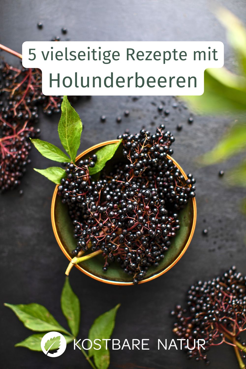 Entdecke unsere fünf liebsten Rezepte mit schmackhaften und vitalstoffreichen Holunderbeeren. Sie lassen sich einfach zubereiten.