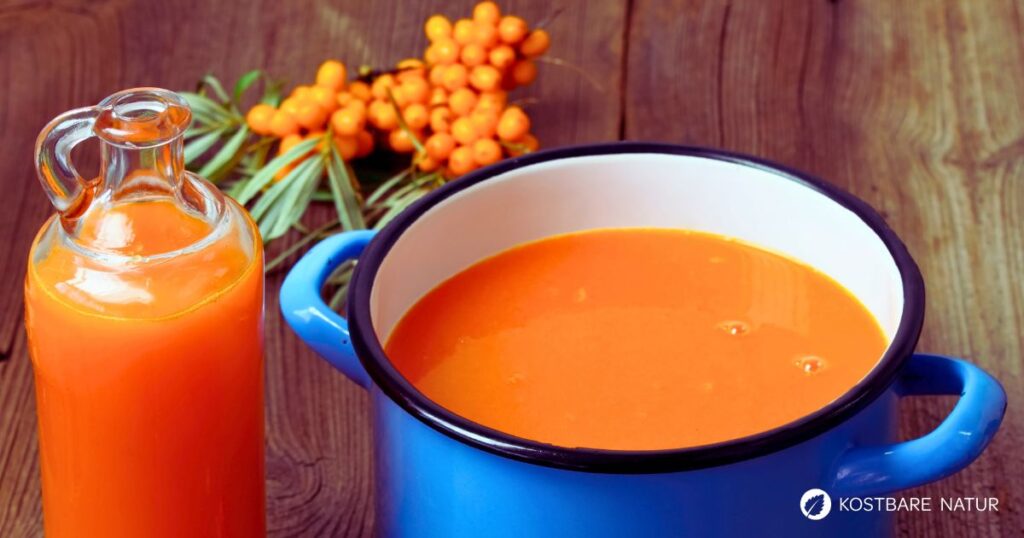 Immer nur Kürbissuppe im Herbst? Mit dieser Sanddorn-Karottensuppe bringst du vitaminreiche Abwechslung auf den Mittagstisch!