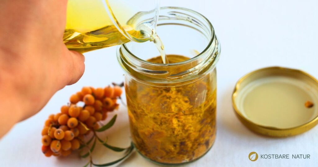 Die vitaminreichen Sanddornbeeren sind nicht nur gegessen sehr gesund. Du kannst sie auch zur Pflege von Haut und Lippen einsetzen und ein Sanddornöl selbermachen.