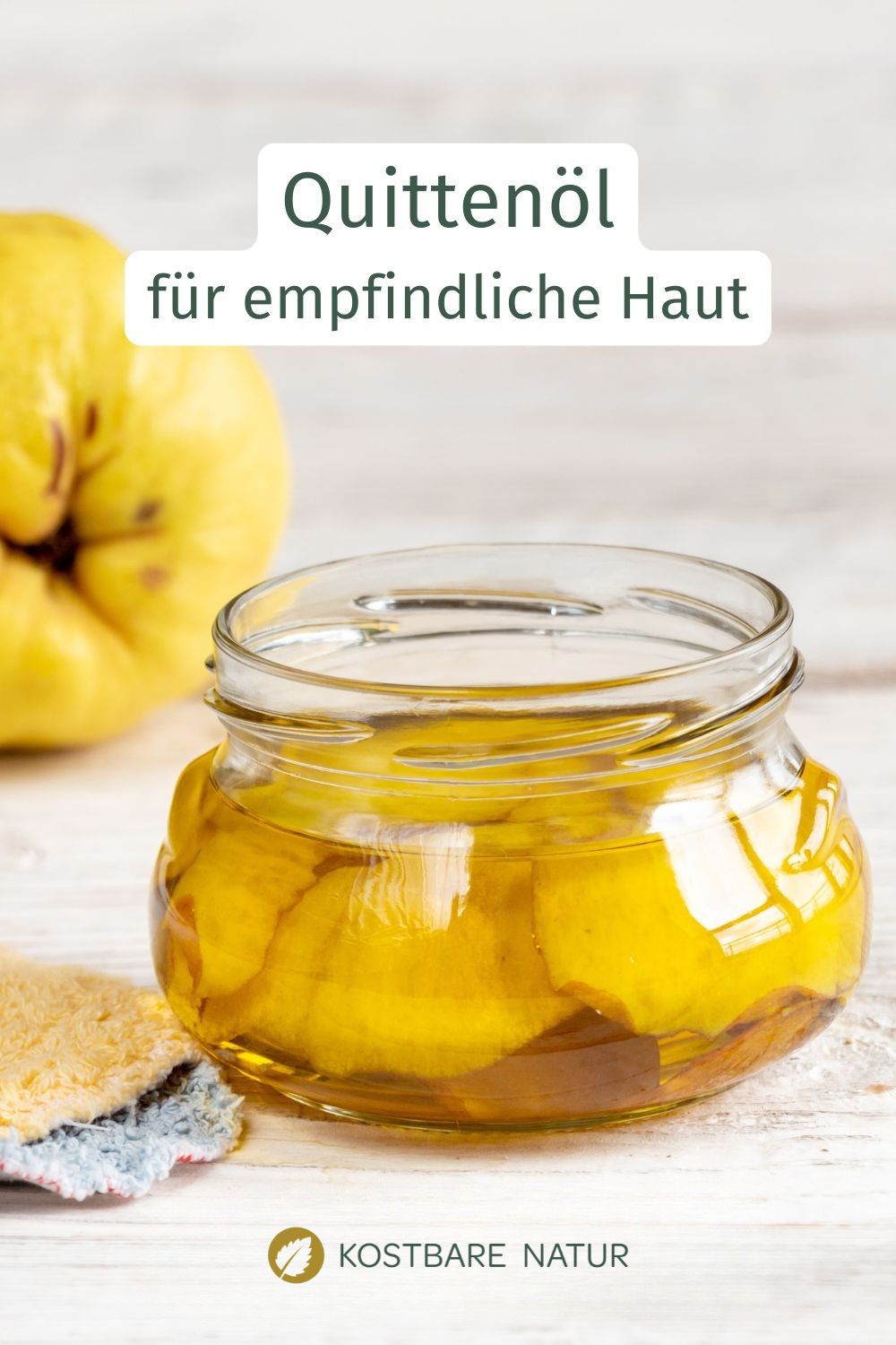 Quittenöl kannst du leicht selbst herstellen und so die wertvollen Inhaltsstoffen der Quittenschale für die Behandlung empfindlicher Haut nutzen.