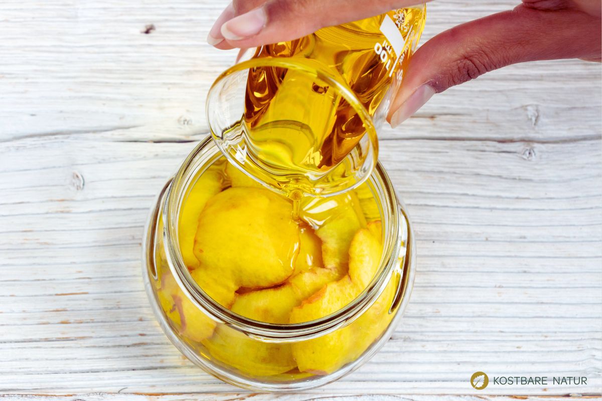 Öl über die Quitten gießen