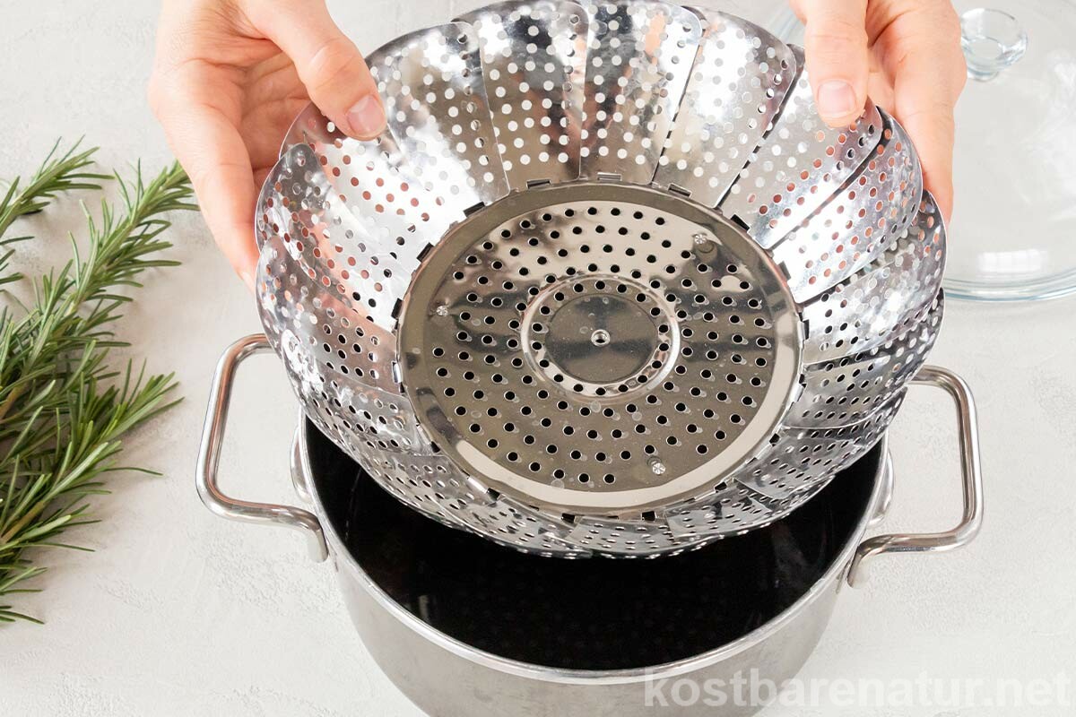 Hydrolate herstellen – geht das zu Hause? Na klar! Um heilende Pflanzenwässer zu gewinnen, brauchst du kein teures Zubehör. Hier erfährst du, wie es geht.