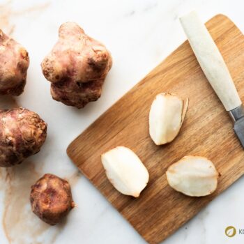 Die kalorienarme, ballaststoffreiche Knolle hilft bei Diabetes sowie Stoffwechselproblemen und unterstützt die Bildung einer gesunden Darmflora.