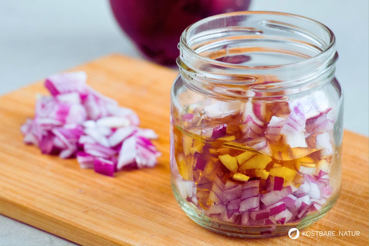 Zwiebelwürfel und Honig geschichtet im Glas