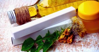 Heilsalben rühren leicht gemacht! Erfahre, welche Materialien und Zutaten du wirklich brauchst, um wirksame Naturkosmetik ohne Chemie zu Hause herzustellen.