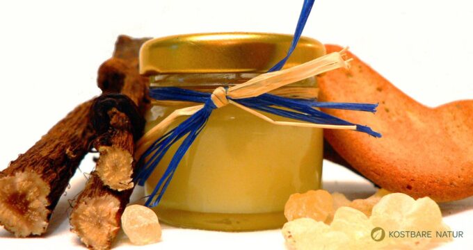 Mit Beinwell kannst du eine natürliche Heilsalbe für Wunden, Schnittverletzungen und Prellungen mit wenig Aufwand selbst herstellen!