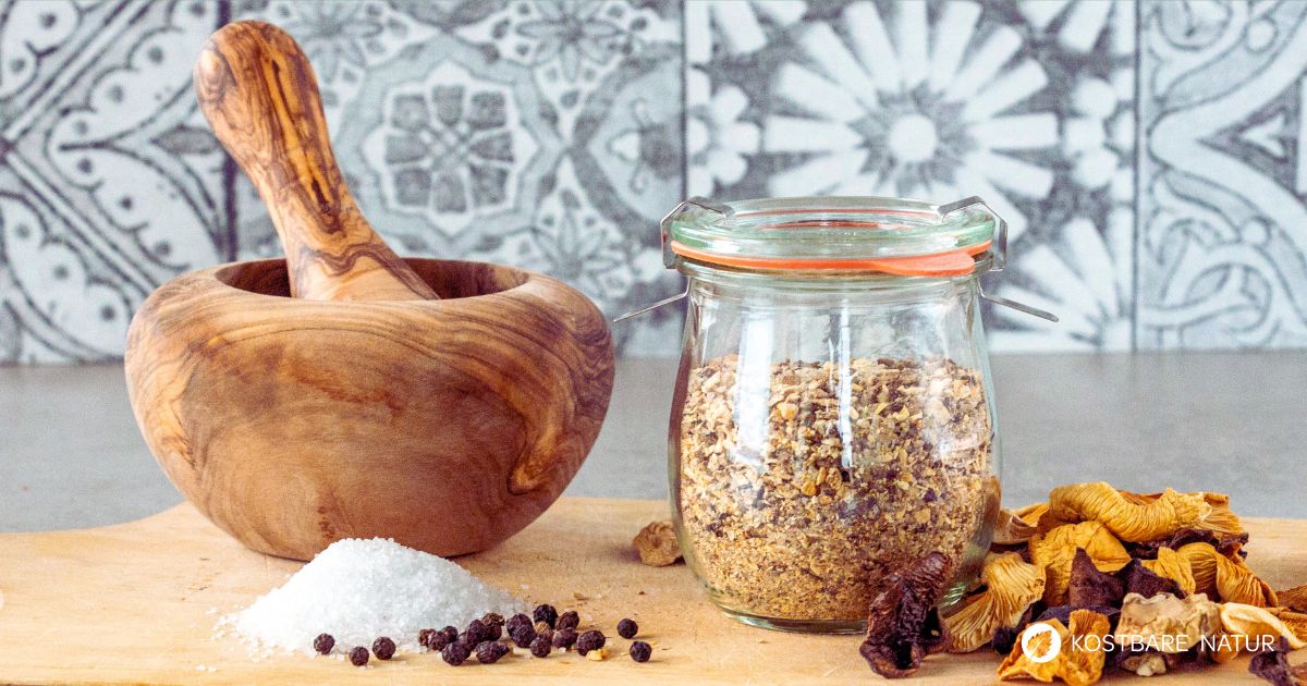 Pilze kannst du auf viele verschiedene Weisen verarbeiten und haltbar machen. Pilzsalz selber machen? Ganz einfach mit nur wenigen Zutaten!