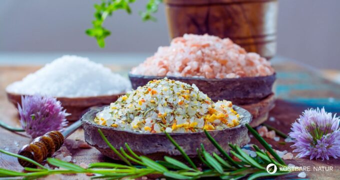 Ein selbst gemachtes Kräutersalz ist besonders aromatisch und eine einfache Methode, die vitalstoffreichen Kräuter zu konservieren.
