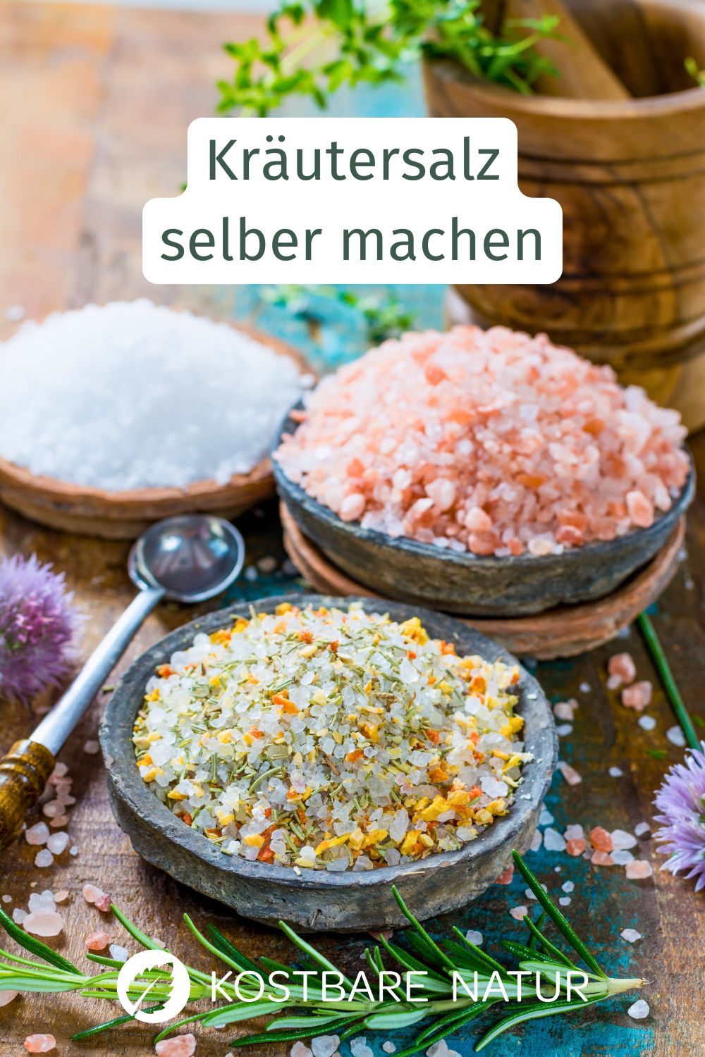 Ein selbst gemachtes Kräutersalz ist besonders aromatisch und eine einfache Methode, die vitalstoffreichen Kräuter zu konservieren.