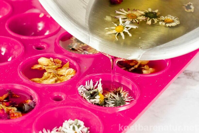 Ein entspannendes Wildblumen-Bad pflegt mit seinen heilenden Inhaltsstoffen und nährenden Ölen. Wie du Badekugeln selber machen kannst, erfährst du hier.