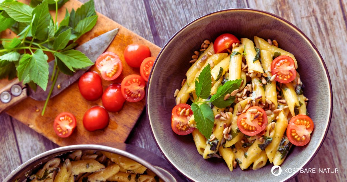 Dieses leckere Sommergericht verbindet einen Klassiker der italienischen Küche mit dem aromatischen Wildkraut vor deiner Haustür: Pasta mit Gorgonzola und Giersch.