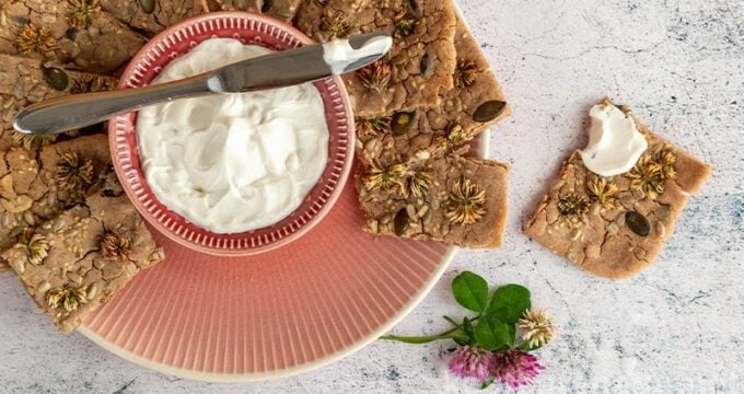 Kleeblüten schmecken aromatisch und enthalten zahlreiche Vitalstoffe. Schnell und einfach kannst du sie in einem glutenfreien Kleeblüten-Knäckebrot verarbeiten.