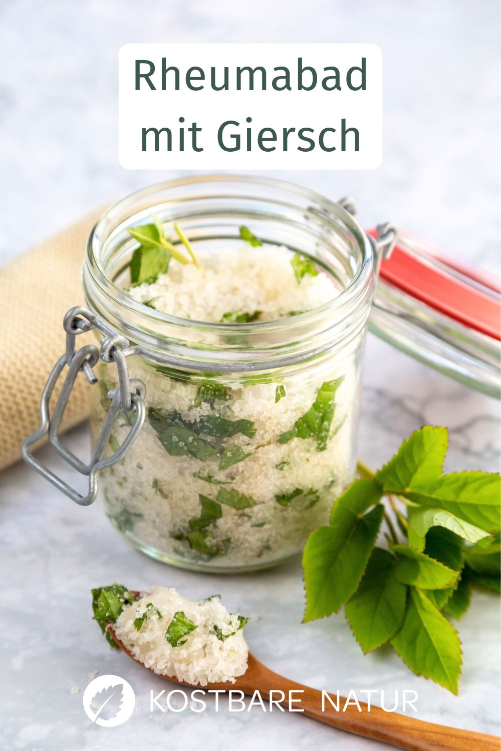 Ein Rheumabad lindert entzündliche Gelenkschmerzen. Medizinische Badezusätze gibt es zwar zu kaufen, sie lassen sich mit Giersch aber leicht selber machen.