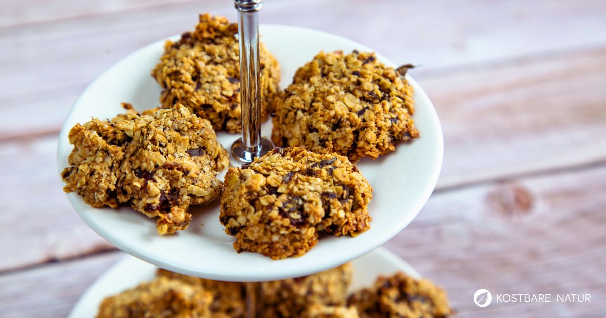 Haferflockenkekse sind die perfekte Knabberei – nicht zu süß und voller Ballaststoffe. Mit Spitzwegerich gelingen sie besonders gut.