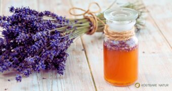 Selbst gemachter Lavendelessig hilft, fettige Haut und Akne auszugleichen und Sonnenbrand zu lindern. Er hilft aber auch bei geschwollenen Füßen und gegen Fieber.
