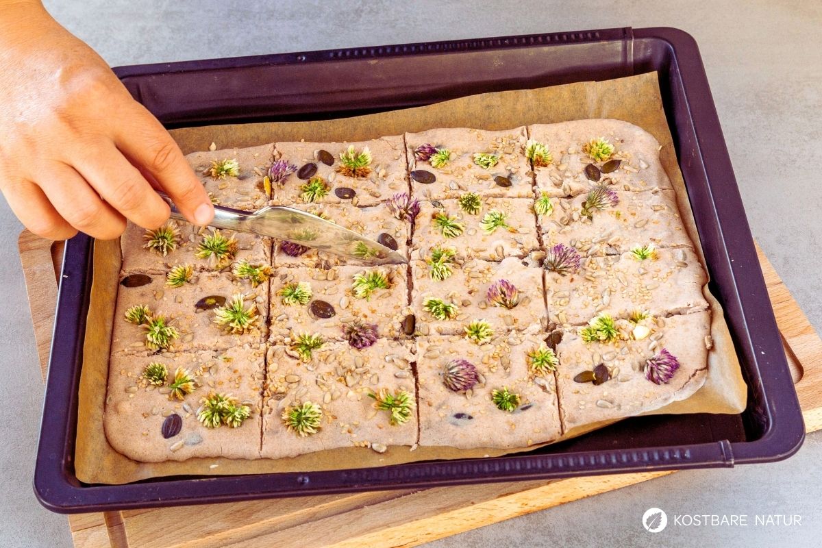 kleeblueten-knaeckebrot-backen-rezept-2 (2) Knäckebrot schneiden