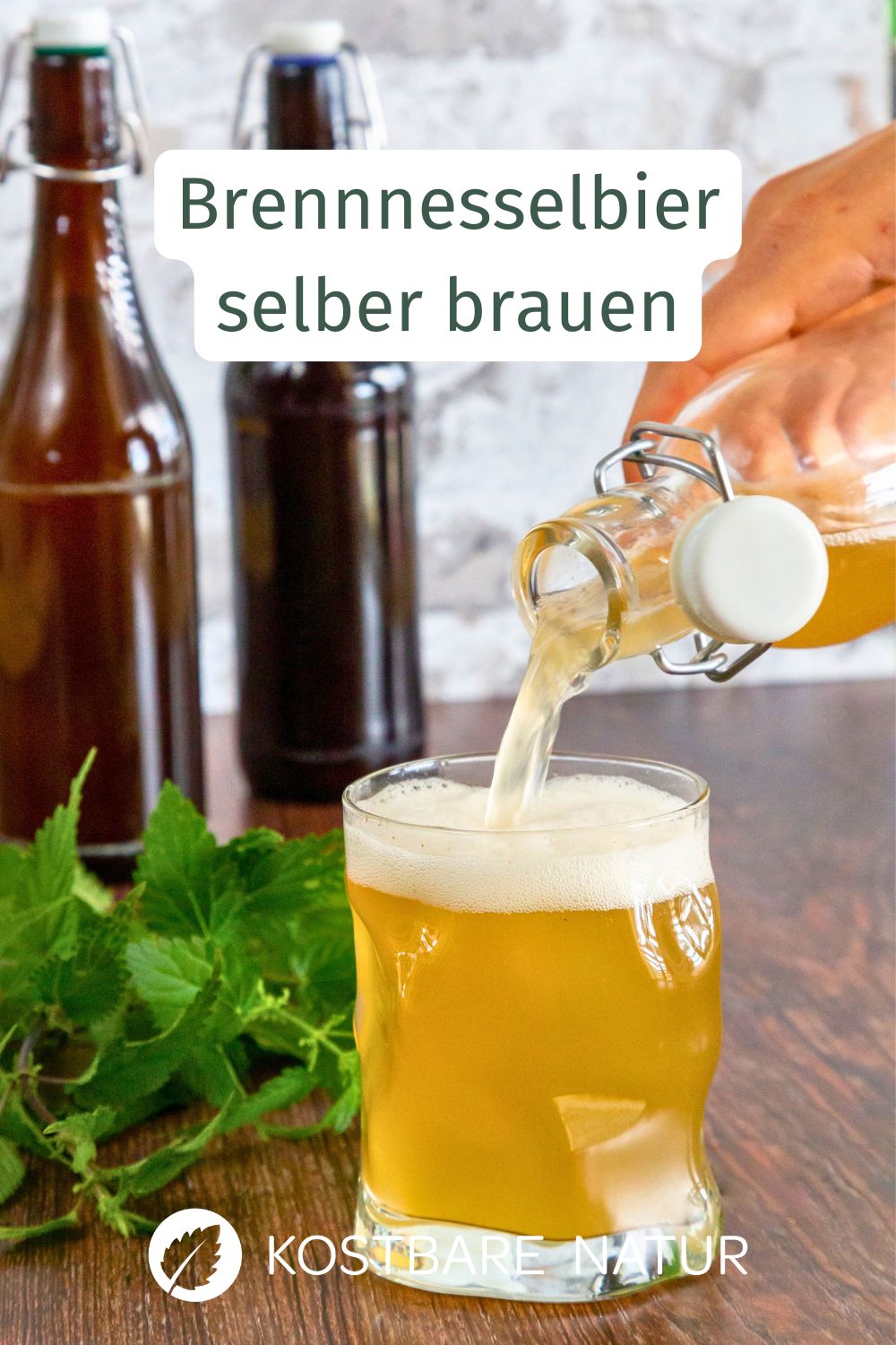 Brennnesselbier selber machen mit frischen Brennnesseln. Einfaches Wildkräuter Rezept mit Honig, Zitrone und Hefe. Natürlich fermentiert.