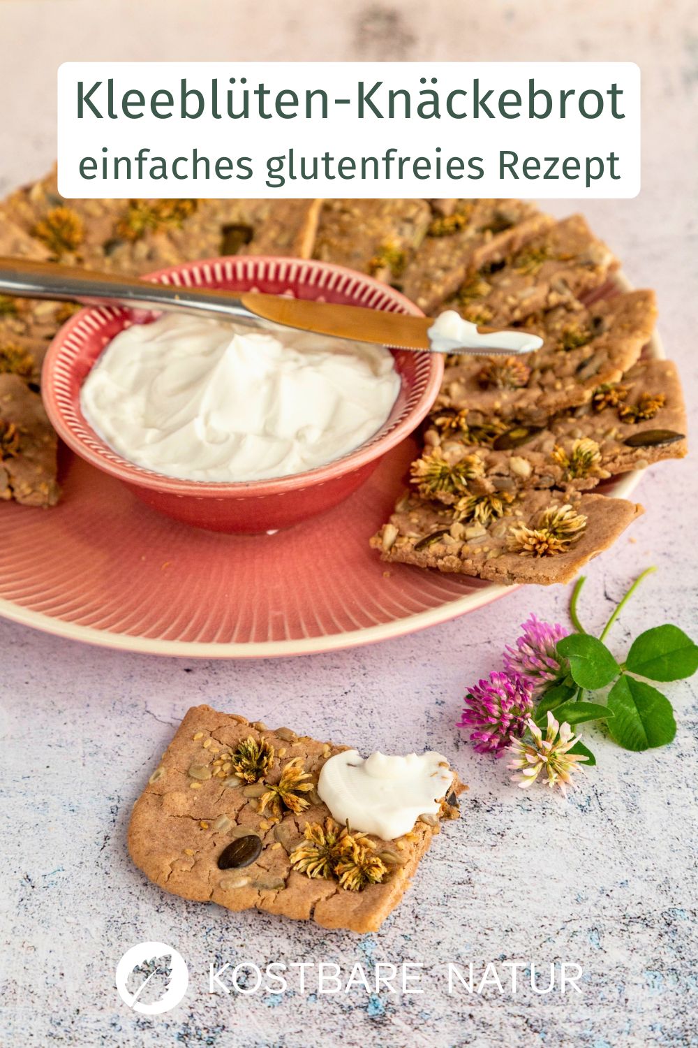 Entdecke unser einfaches, glutenfreies Rezept für Kleeblüten-Knäckebrot! Erfahre alles über die wissenschaftlich belegten Gesundheitsvorteile von Rotklee und Weißklee.