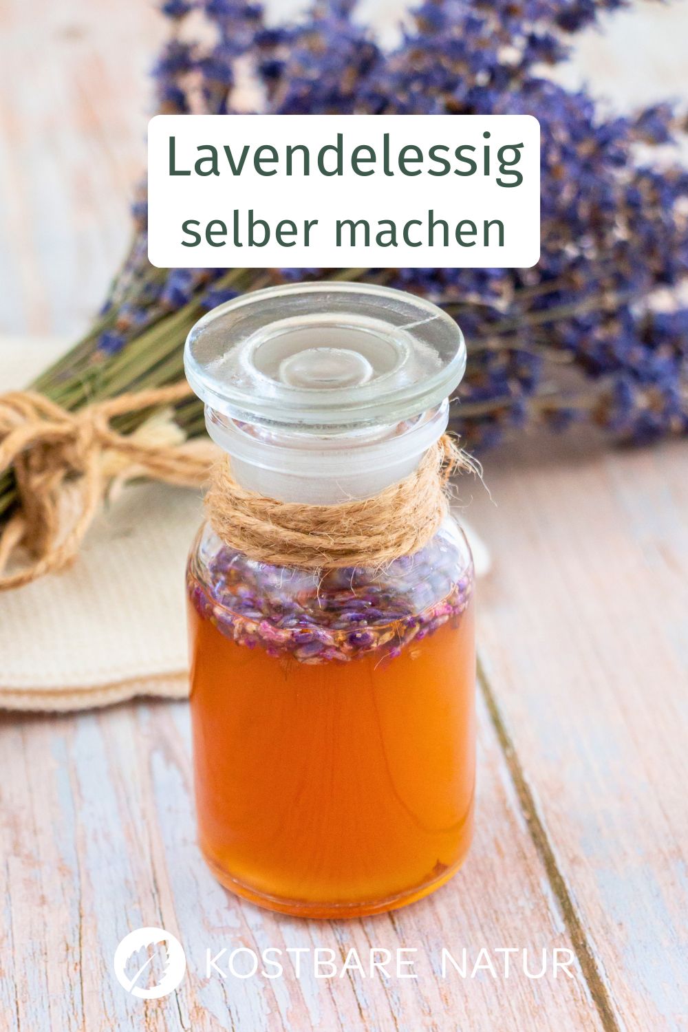 Selbst gemachter Lavendelessig hilft, fettige Haut und Akne auszugleichen und Sonnenbrand zu lindern. Er hilft aber auch bei geschwollenen Füßen und gegen Fieber.