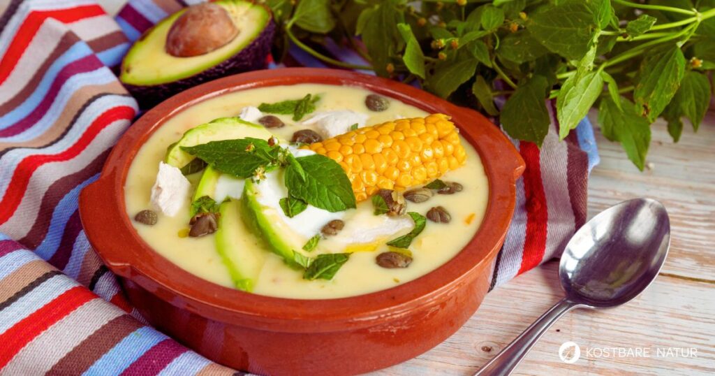 Das kolumbianische Nationalgericht Ajiaco Santaferno ist eine sämige Hühnersuppe mit Franzosenkraut. Hier findest du eine regionale Rezeptvariante.