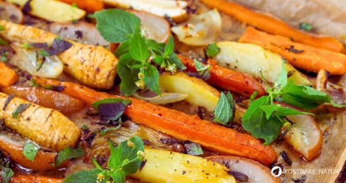 Gebackenes Wurzelgemüse lässt sich mit Wildkräutern geschmacklich perfekt abrunden. Probiere dieses Rezept für Ofengemüse vom Blech mit Franzosenkraut.