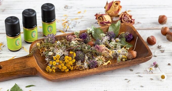 Mit einer Komposition aus duftenden Trockenblumen bringst du Farbe und Aroma in deine vier Wände: DIY-Anleitung für ein Potpourri mit Wildblumen.
