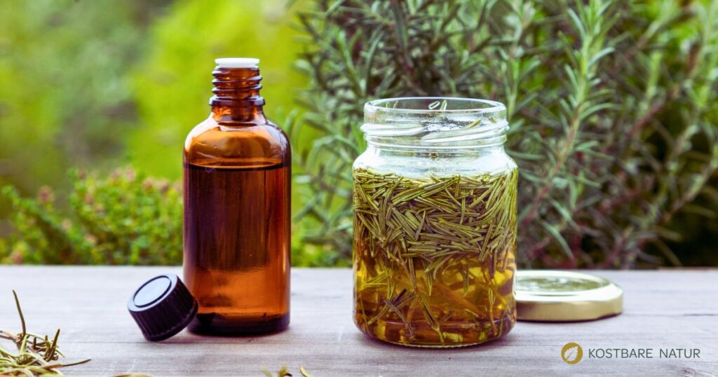 Rosmarinöl wirkt anregend auf Kreislauf, Haut und Gemüt. Lies hier, wie du belebendes Rosmarinöl selber machen kannst – für viele gesunde Anwendungen.