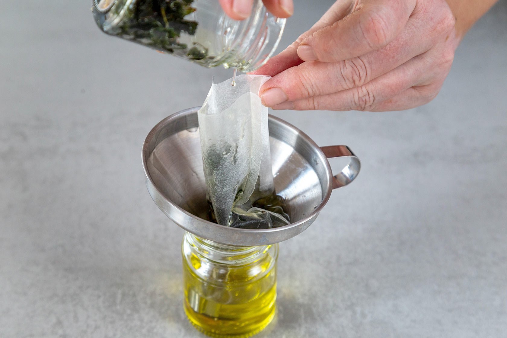 Du kannst sehr leicht Pfefferminzöl selber machen und als milde Alternative zu ätherischem Öl für viele gesunde Anwendungen einsetzen.