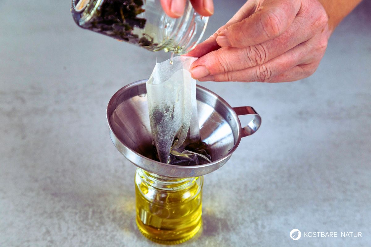 Pfefferminzöl abseihen