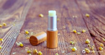 Mit Kamille lässt sich sehr einfach eine Lippenpflege selber machen - als Lippenpflegestift für trockene und rissige Lippen. Lies hier, wie’s geht!