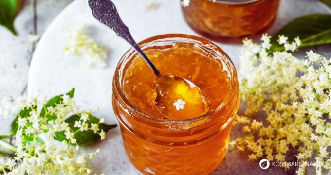 Mit diesem Rezept für Holunderblütengelee kannst du den aromatischen Aufstrich ganz leicht selber zubereiten.
