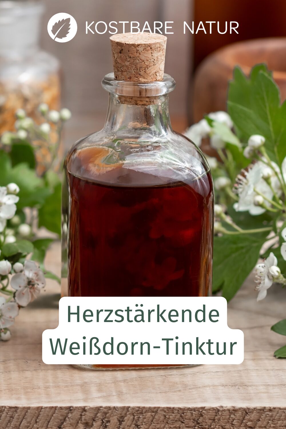 Eine herzstärkende Weißdorn-Tinktur lässt sich aus Blüten und Blättern ganz leicht selber herstellen.
