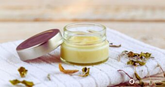 Eine Deocreme die Gerüche reduziert und die Haut pflegt, lässt sich ganz leicht selber herstellen - zum Beispiel mit Kokosöl und Salbei.