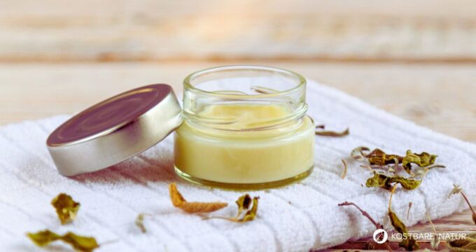 Eine Deocreme die Gerüche reduziert und die Haut pflegt, lässt sich ganz leicht selber herstellen - zum Beispiel mit Kokosöl und Salbei.