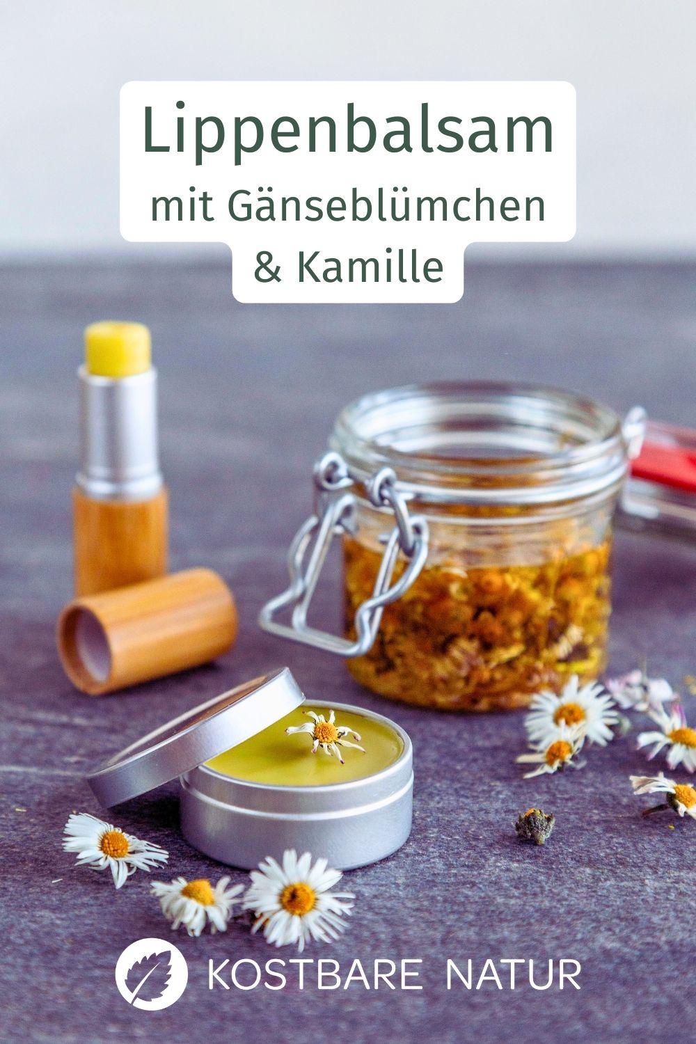 Aus nur wenigen Zutaten kannst du natürliche Lippenpflege selber machen. Die Heilpflanzen Kamille und Gänseblümchen pflegen deine Lippen langanhaltend.