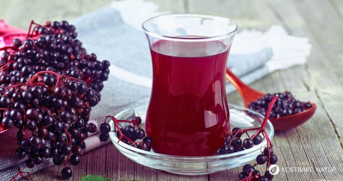 Heilkräftiger Holunderbeeren-Tee lässt sich ganz einfach selber machen, als wohltuendes Getränk für den Winter.