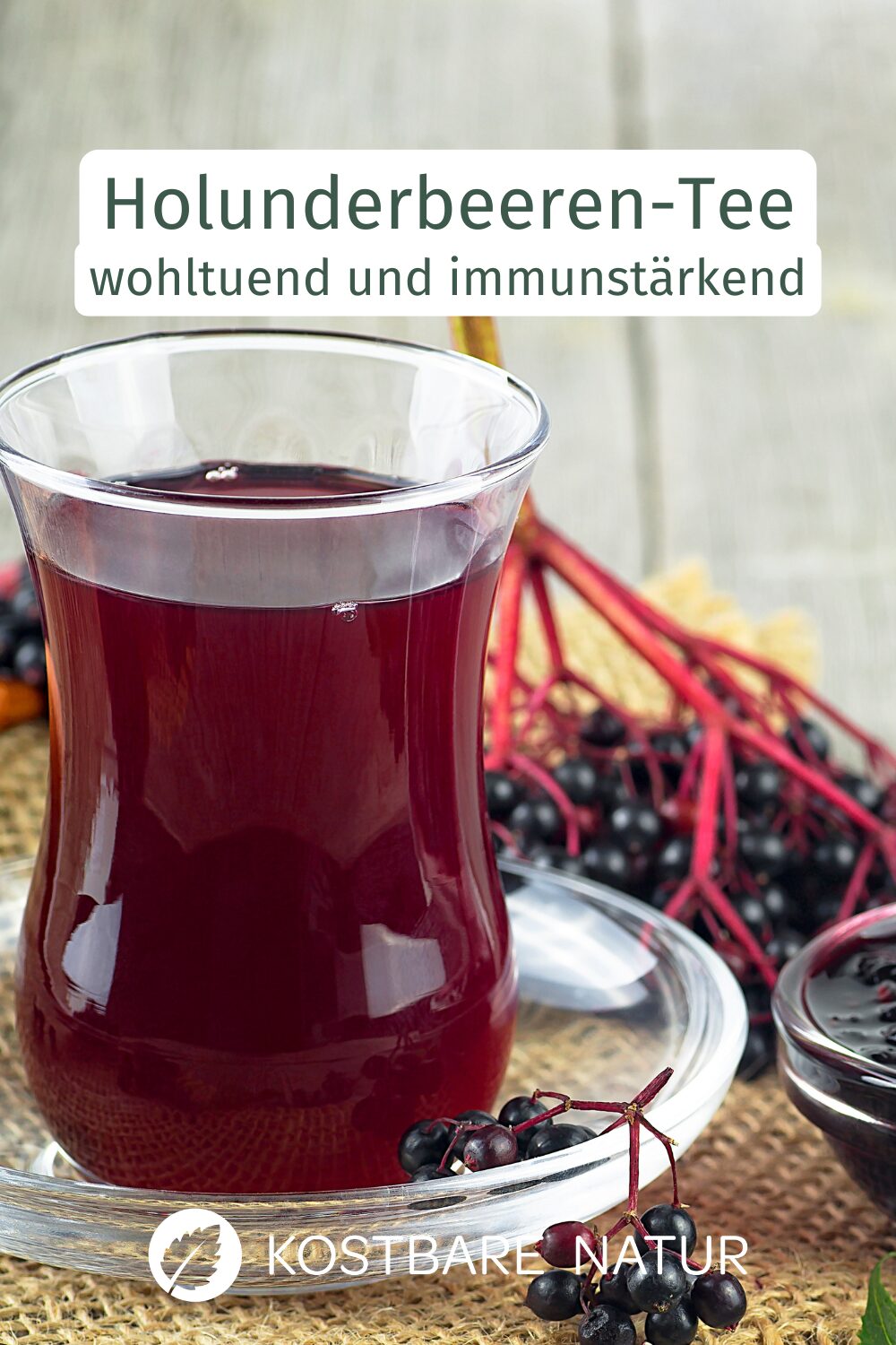 Heilkräftiger Holunderbeeren-Tee lässt sich ganz einfach selber machen, als wohltuendes Getränk für den Winter.