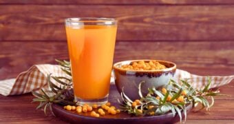 Vitaminreicher Sanddorn-Saft lässt sich leicht selber herstellen - ganz ohne Entsafter. Er schmeckt besonders intensiv und lässt sich vielseitig verwenden.