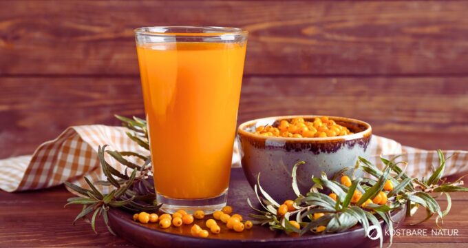 Vitaminreicher Sanddorn-Saft lässt sich auch ohne Entsafter leicht selber herstellen. Er schmeckt intensiv und ist vielseitig verwendbar.