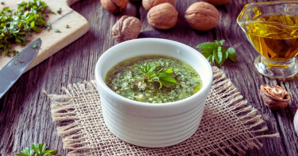 Ein würziges und gesundes Gierschpesto lässt sich in kurzer Zeit aus nur wenigen Zutaten selber machen.