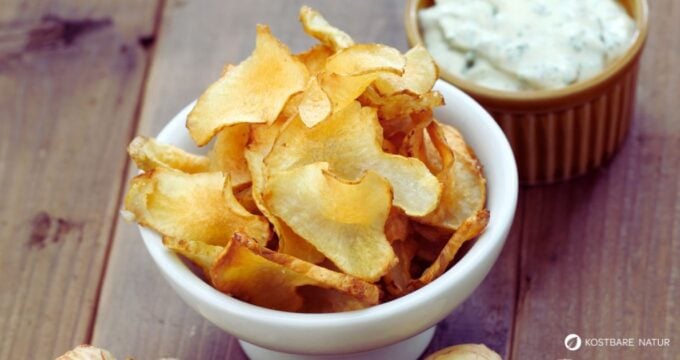 Topinamburchips sind eine gesunde und kalorienarme Alternative zu Kartoffelchips, die du einfach selber zubereiten kannst.