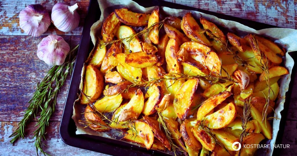 Rosmarinkartoffeln lassen sich mit diesem Rezept ganz einfach im Backofen zubereiten und sind ein echter Klassiker in der regionalen Küche.