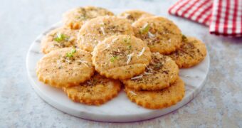 Rosmarin-Plätzchen überzeugen mit ihrem süßen, mediterranem Aroma und schmecken hervorragend zu Tee und Kaffee.