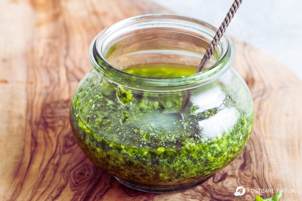 Liebstöckelpaste in einem Glas.