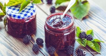 Selbstgemachte Brombeermarmelade gelingt ganz leicht und lässt sich mit weiteren Früchten und Gewürzen in einen individuellen Genuss verwandeln.