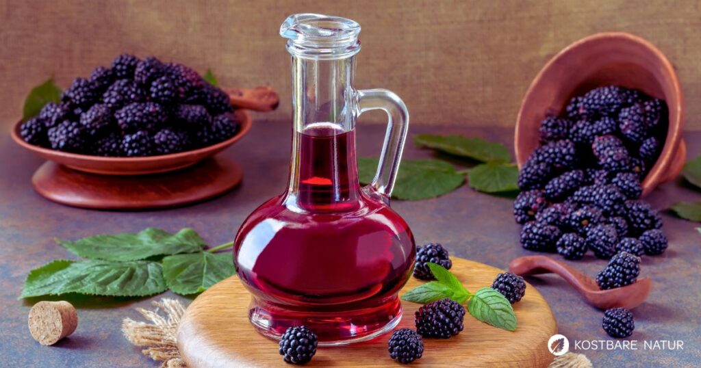 Brombeersaft selber zu machen gelingt mit diesem Rezept garantiert. Er ist reich an Antioxidantien und ist ideal als Wintervorrat.